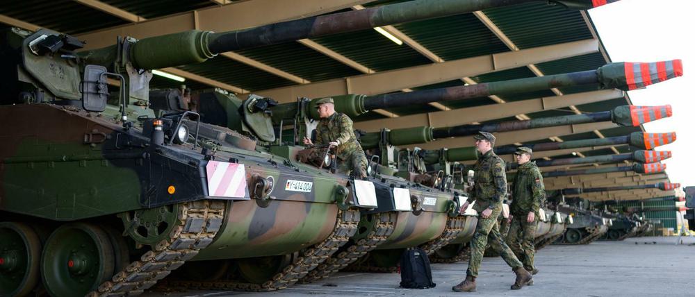 Zu den bisherigen Waffenlieferungen an die Ukraine gehören auch sieben Panzerhaubitzen 2000, die derzeit auf ihren Transport vorbereitet werden.