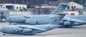 Flugzeuge stehen auf der US-Airbase in Ramstein.