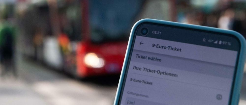Allein online hat die Deutsche Bahn bislang mehr als eine Million 9-Euro-Tickets verkaufen können.