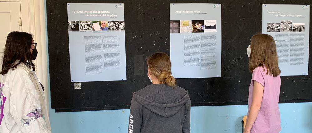Drei Schülerinnen des Beethoven-Gymnasiums in Berlin-Lankwitz vor Schautafeln einer selbst gestalteten Ausstellung zum Schicksal einer jüdischen Familie in der Nazi-Zeit.