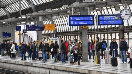 Wartende Passagiere im Bahnhof Spandau. Bei noch volleren Zügen könnten auch die Verspätungen noch häufiger werden. 
