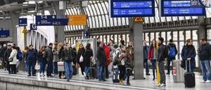 Wartende Passagiere im Bahnhof Spandau. Bei noch volleren Zügen könnten auch die Verspätungen noch häufiger werden. 
