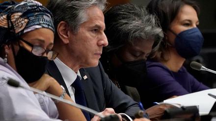 Die US-amerikanische UN-Botschafterin Linda Thomas-Greenfield (2.v.l.) äußert sich scharf zu den Enthüllungen.