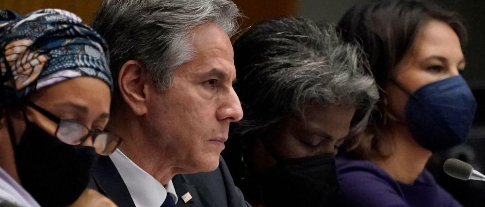 Die US-amerikanische UN-Botschafterin Linda Thomas-Greenfield (2.v.l.) äußert sich scharf zu den Enthüllungen.