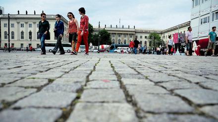Passantinnen auf dem Bebelplatz vor dem Hauptgebäude der Humboldt-Universität zu Berlin.