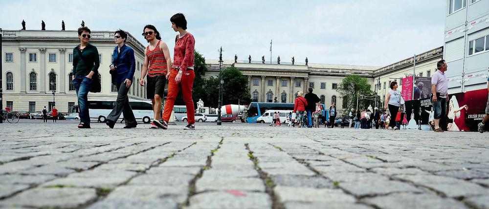 Passantinnen auf dem Bebelplatz vor dem Hauptgebäude der Humboldt-Universität zu Berlin.