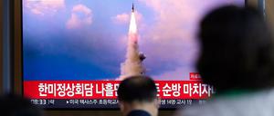 Bericht im südkoreanischen Fernsehen über die Raketentests des Nordens 