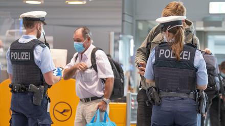 Bundespolizisten kontrollieren am Flughafen in Frankfurt Passagiere eines Fluges aus Portugal (Archivbild).
