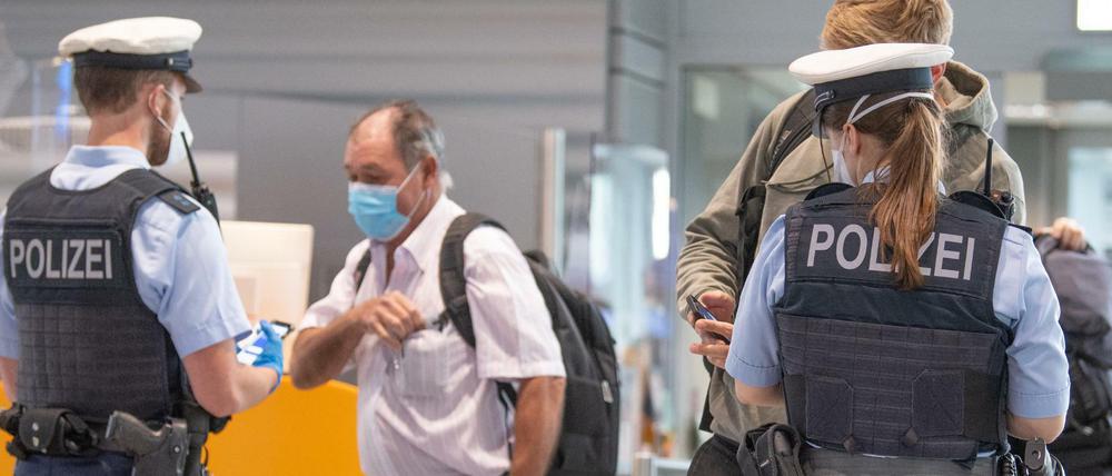 Bundespolizisten kontrollieren am Flughafen in Frankfurt Passagiere eines Fluges aus Portugal (Archivbild).