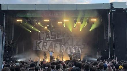 Vor 10 000 Zuschauern spielten die drei Acts Caspar, Kraftklub und K.I.Z am Samstagabend in der Zitadelle Spandau.