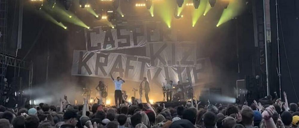 Vor 10 000 Zuschauern spielten die drei Acts Caspar, Kraftklub und K.I.Z am Samstagabend in der Zitadelle Spandau.