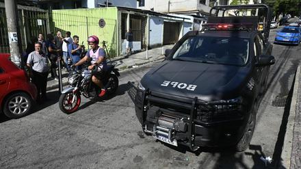 Ein Fahrzeug des Spezialeinsatzkommandos (BOPE) ist in der Nähe des Getulio-Vargas-Krankenhauses in Rio de Janeiro zu sehen, in das Verletzte nach einem Polizeieinsatz in einer Favela eingeliefert wurden.