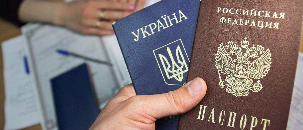 In besetzten Gebieten wurden russische Pässe verteilt. Die Aktion dient dem Erhalt der russischen Staatsbürgerschaft.