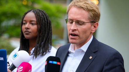 Schleswig-Holsteins Ministerpräsident Daniel Günther neben der Grünen-Spitzenkandidatin Aminata Touré