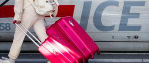 Schneller nach Paris: Eine Frau läuft mit ihren Koffern an einem ICE-Zug der Deutschen Bahn entlang.