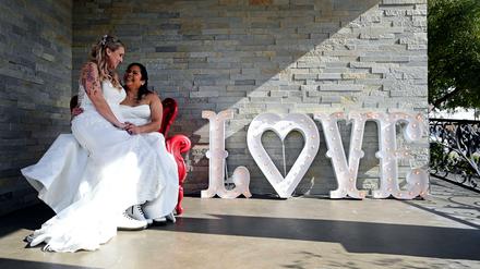Manchen queeren Ehepaaren ist eine kirchliche Hochzeit wichtig.