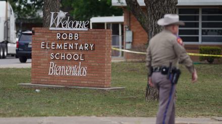 Ein Polizist vor der Robb Elementary School in Uvalde, Texas, in der die Tat geschah.