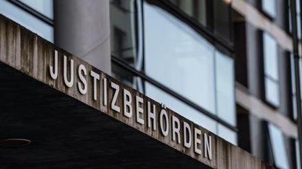 Blick auf den Eingang des Landgerichts Kassel mit dem Schriftzug "Justizbehörden".