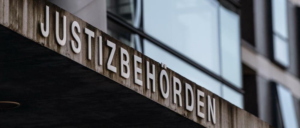 Blick auf den Eingang des Landgerichts Kassel mit dem Schriftzug "Justizbehörden".