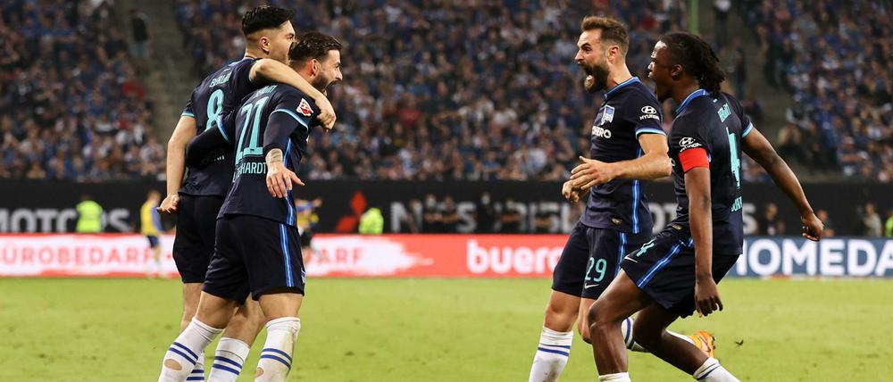 Das reicht! Herthas Marvin Plattenhardt (2.v.l) jubelt zusammen mit seinen Teamkollegen nach seinem Treffer zum 2:0 für Hertha. 