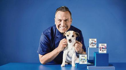 Tim Raue, seine Hündin Shirley und die drei Sorten Hundefutter, die der Starkoch kreiert hat. 