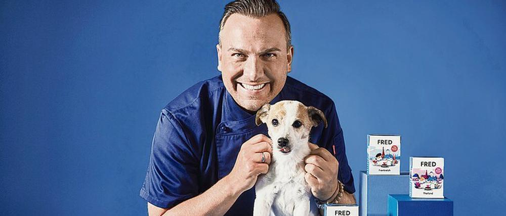 Tim Raue, seine Hündin Shirley und die drei Sorten Hundefutter, die der Starkoch kreiert hat.