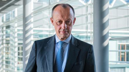 Merz kritisiert, dass Scholz die Flughöhe nicht einhalte, die er bei seiner Erklärung nach Kriegsbeginn eingenommen habe.