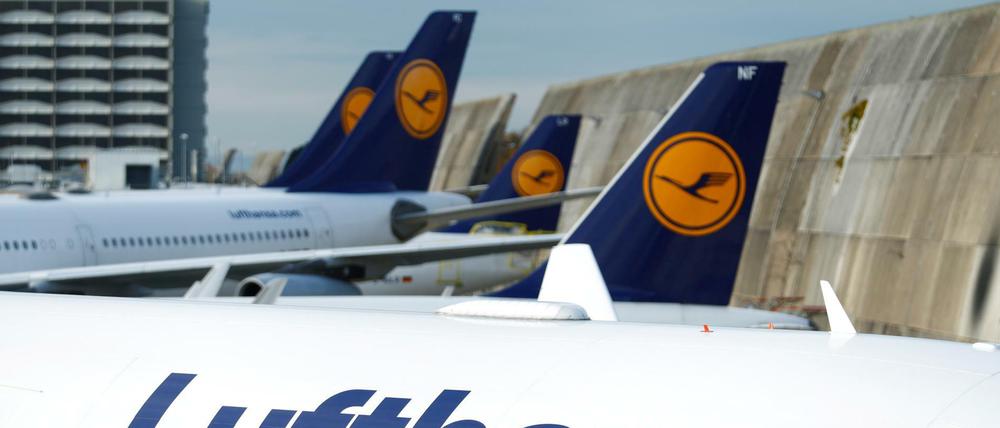 Am Frankfurter Flughafen steht eine Maschine der Lufthansa.