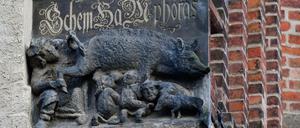 Die mittelalterliche Schmähskulptur an der Außenmauer der Stadtkirche Sankt Marien in Wittenberg. Sie stammt aus dem 13. Jahrhundert. 