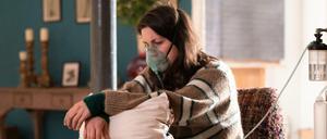 Sichtlich angeschlagen. Eva Meckbach spielt die erwachsene Miriam. Ohne Sauerstoff geht es nicht. 