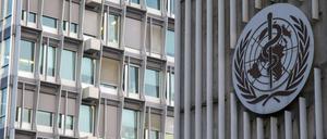 Das Logo der Weltgesundheitsorganisation hängt an einer Fassade am Hauptsitz in Genf. 