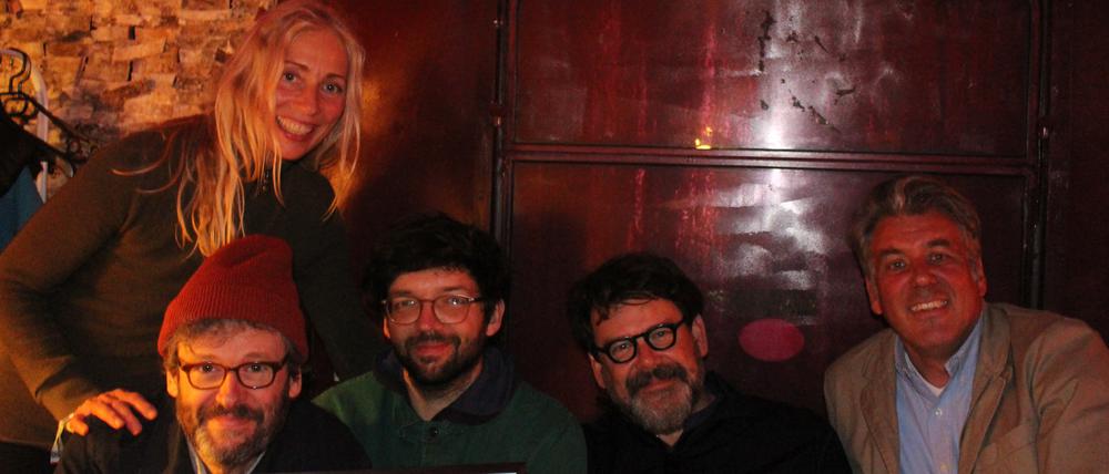Ohne große Worte. Markus Acher, Cico Beck und Micha Acher (vorne v. Li.) bekamen den Soundcheck Award überreicht von Radioeins-Musikchefin Anja Caspary (links) und Tagesspiegel-Redakteur Kai Müller (rechts)