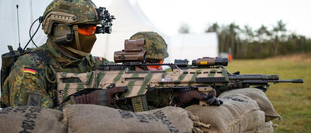 Soldaten der Bundeswehr bei der Vorführung eines Sturmgewehrs (Archivbild)