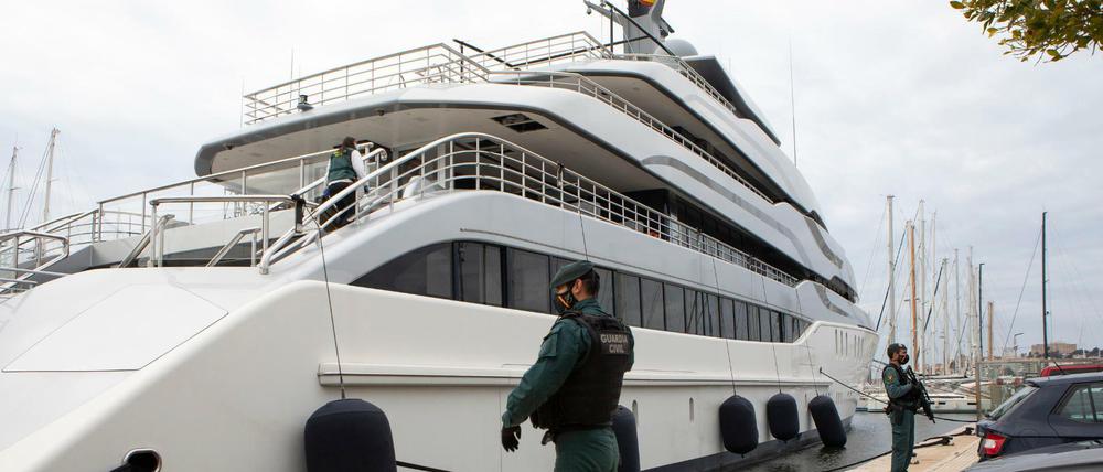 US-Bundesbeamte und die spanische Guardia Civil durchsuchen die Jacht «Tango» in Palma de Mallorca.