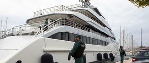 US-Bundesbeamte und die spanische Guardia Civil durchsuchen die Jacht «Tango» in Palma de Mallorca.