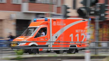 Die Radfahrerin kam mit schweren Verletzungen am Kopf sowie an Armen und Beinen in ein Krankenhaus. 