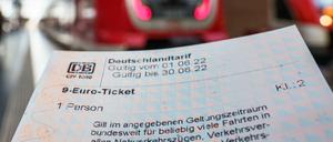 Das verbilligte Monatsticket gilt im Nahverkehr, allerdings gibt es Ausnahmen.