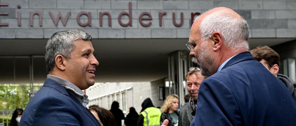 Wollen Tempo machen: Raed Saleh (SPD, links), Vorsitzender der SPD-Fraktion im Abgeordnetenhaus, und Engelhard Mazanke, Direktor des Landesamts für Einwanderung.