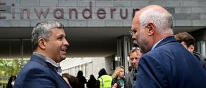 Wollen Tempo machen: Raed Saleh (SPD, links), Vorsitzender der SPD-Fraktion im Abgeordnetenhaus, und Engelhard Mazanke, Direktor des Landesamts für Einwanderung.