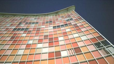 Sanierung ohne Feingefühl. Der jetzige Inhaber des Hochhauses an der Rudi-Dutschke-Straße plant massive Eingriffe in die Gestaltung der Fassade. Dabei ist sie nicht nur preisgekrönt, sondern auch klimafreundlich.