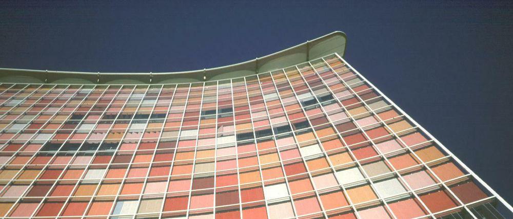 Sanierung ohne Feingefühl. Der jetzige Inhaber des Hochhauses an der Rudi-Dutschke-Straße plant massive Eingriffe in die Gestaltung der Fassade. Dabei ist sie nicht nur preisgekrönt, sondern auch klimafreundlich.
