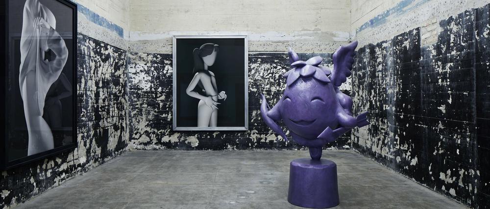 Der Ausstellungsraum mit Werken von Bunny Rogers.