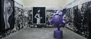 Der Ausstellungsraum mit Werken von Bunny Rogers.