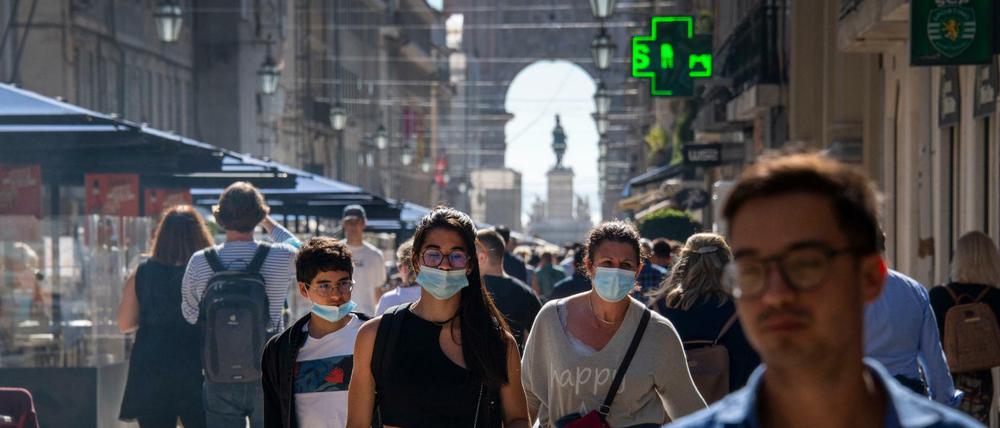 Wegen steigender Corona-Zahlen sollen in portugiesischen Apotheken künftig wieder kostenlose Schnelltests angeboten werden. 