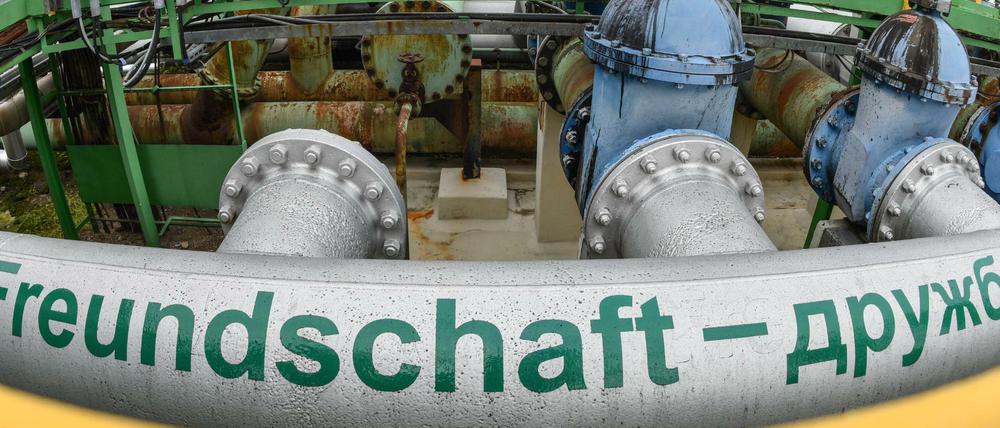 „Freundschaft - Druschba" steht auf der Erdölleitung aus Russland. In der EU wird über ein Öl-Embargo diskutiert.