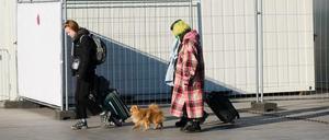 Zwei geflüchtete Frauen aus der Ukraine kommen mit Hund und Gepäck in Berlin an.