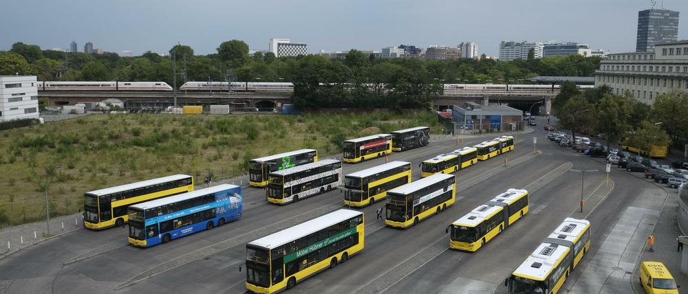 Brache und Busse gibt es bislang auf dem nördlichen Areal an der Hertzallee, bald auch Hochhäuser.