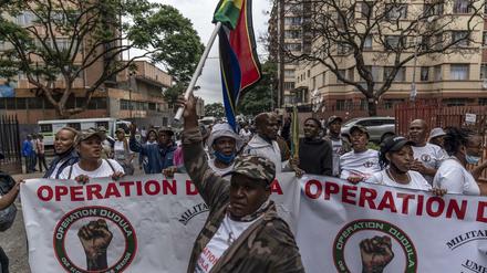 Mitglieder der "Operation Dudula" marschieren im Stadtteil Hillbrow, um mehreren Unternehmen in der Gegend Memoranden zu übergeben. 