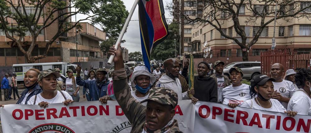 Mitglieder der "Operation Dudula" marschieren im Stadtteil Hillbrow, um mehreren Unternehmen in der Gegend Memoranden zu übergeben. 