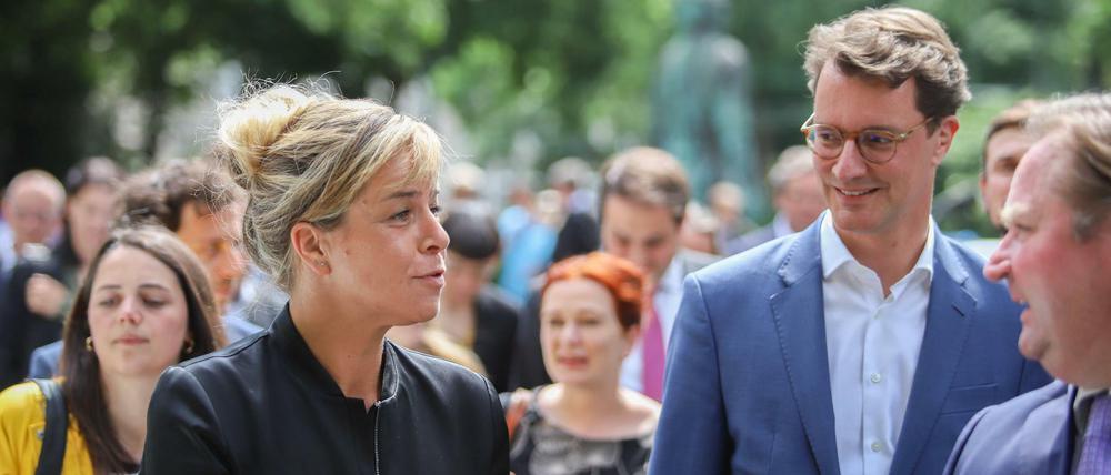 Wollen am Dienstag ihre Koalitionsverhandlungen beginnen: NRW-Ministerpräsident Hendrik Wüst (CDU, r.) und Mona Neubaur (Grüne).